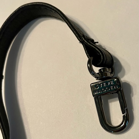 Steve Madden - NWOT -wristlet 5”x 7”- faux pebble leather - pewter accent pull - Picture 4 of 6